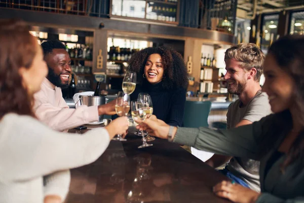 Amis Célébrant Avec Vin Bar — Photo