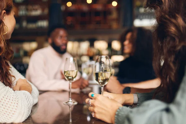 Vrienden Ontspannen Met Wijn Bar — Stockfoto