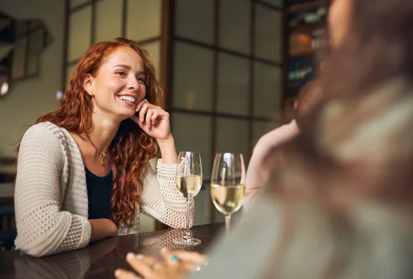 Ung Kvinna Avkopplande Med Vänner Baren — Stockfoto