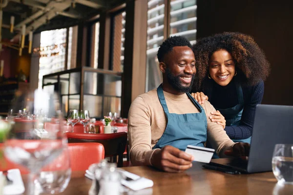 Restoran Sahipleri Internetten Kredi Kartı Kullanıyor — Stok fotoğraf