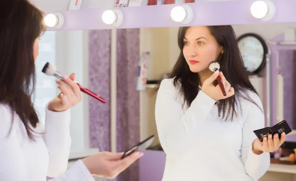 Joven maquilladora mujer sosteniendo cepillos — Foto de Stock