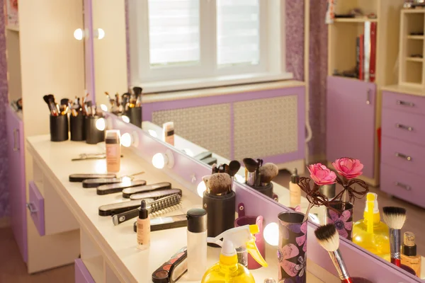 Artista de maquillaje en el trabajo. Peluquería . — Foto de Stock