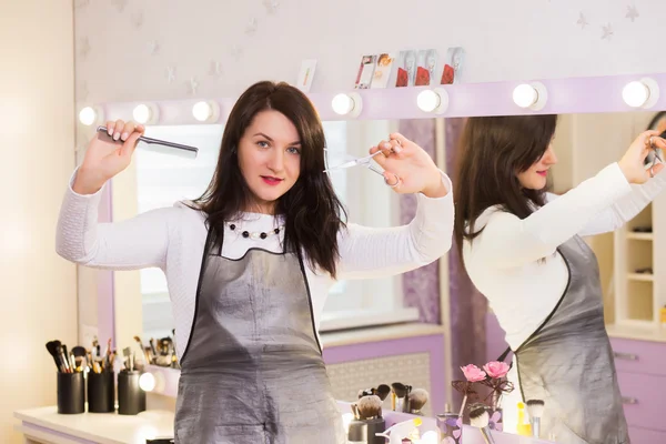 Chica encantadora decidió conseguir un corte de pelo — Foto de Stock