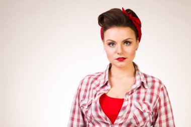 pin-up makyaj ve saç modeli pembe bir arka plan üzerinde poz ile güzel bir genç kadın