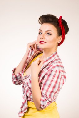 pin-up makyaj ve saç modeli pembe bir arka plan üzerinde poz ile güzel bir genç kadın