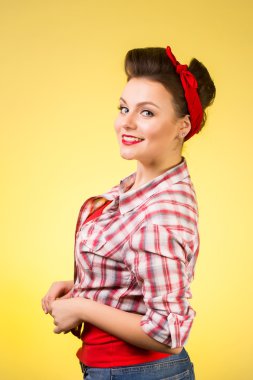 pin-up makyaj ve saç modeli pembe bir arka plan üzerinde poz ile güzel bir genç kadın