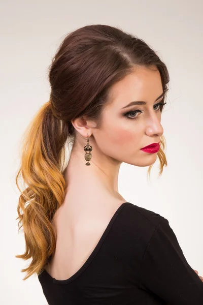 dalgalı saçlı genç güzel kız portresi. moda fotoğraf