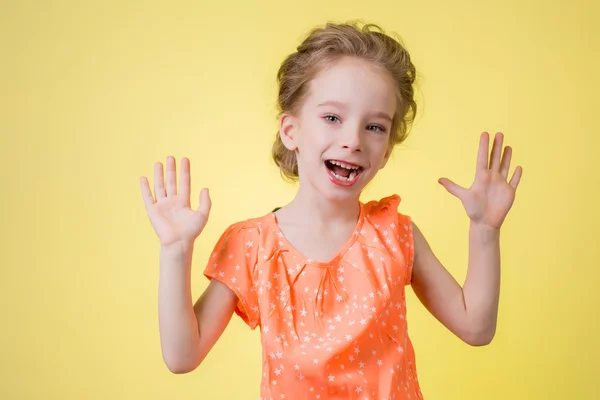 Imagem brilhante de menina adolescente feliz mostrando suas palmas — Fotografia de Stock