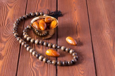 Hayat, kahverengi ahşap arka plan üzerinde hala tarihleri meyve ve tespih