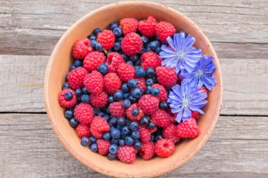 Yaban mersini ve ahududu kase Peygamber ahşap tablo