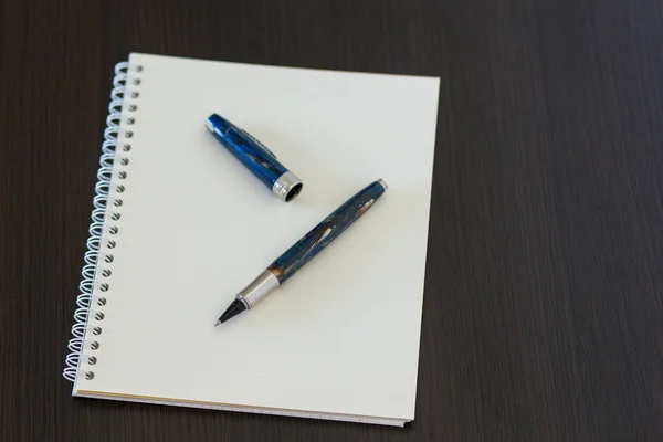 Bloco de notas em branco na mesa de madeira do escritório — Fotografia de Stock