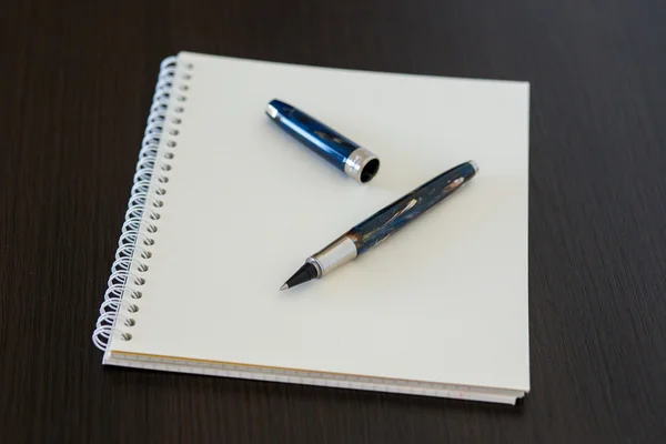 办公室木制桌子上的空白笔记本 — 图库照片