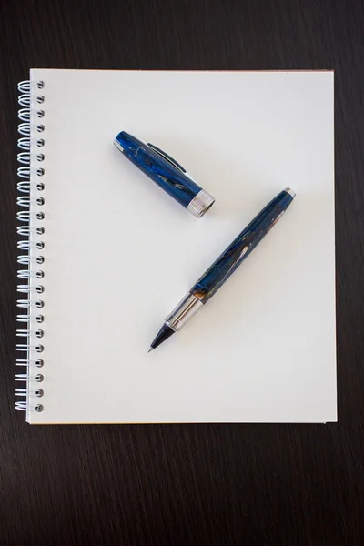 Bloco de notas em branco na mesa de madeira do escritório — Fotografia de Stock