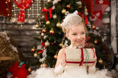 Sevimli genç güzel kız beyaz Noel elbiseli Chr alıyor