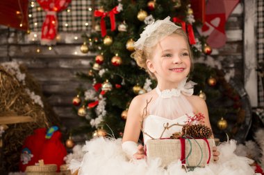 Sevimli genç güzel kız beyaz Noel elbiseli Chr alıyor