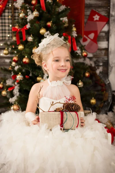 Bonito Jovem linda menina em vestido de Natal branco está tomando Chr — Fotografia de Stock