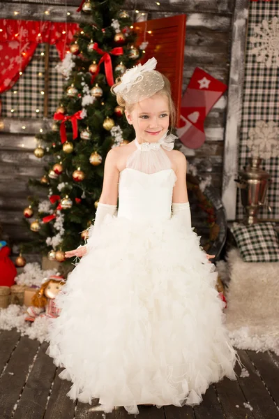 Menina bonita bonito Jovem em vestido de Natal branco. Ela tem esperma. — Fotografia de Stock