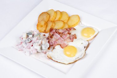 Güzel saçlı genç esmer Bayan