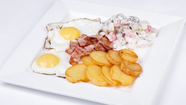 Güzel saçlı genç esmer Bayan