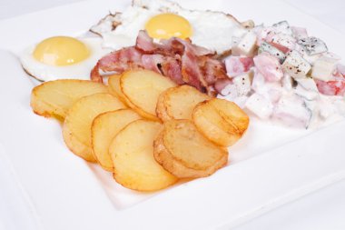 Güzel saçlı genç esmer Bayan