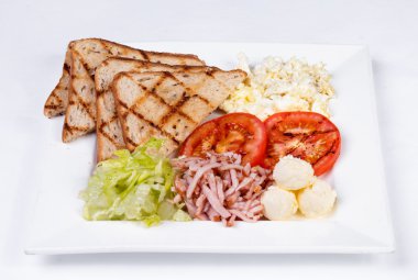 Geleneksel İngiliz kahvaltısı pişmiş yumurta, domates, patates, ekmek ve taze salata ile