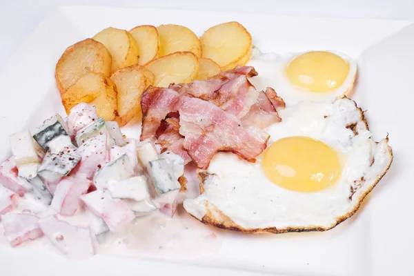 Güzel saçlı genç esmer Bayan