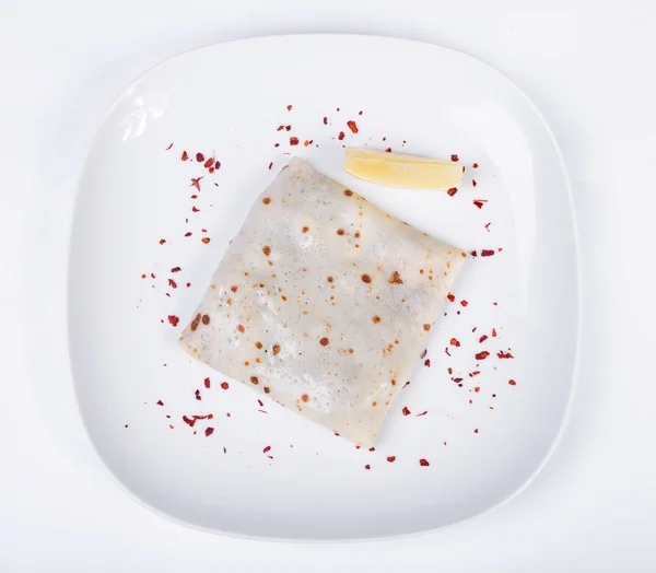 Palačinky s soleného lososa na talíři, citron — Stock fotografie