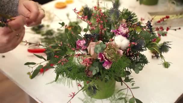 Eine wunderbare Komposition aus Baumwolle, Zapfen, Tannen, magischen Nelken und köstlichen Rosensorten. handgefertigt — Stockvideo