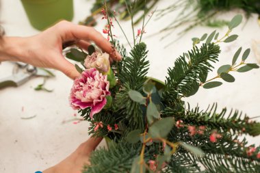 Harika kompozisyon pamuk, koniler, köknar, büyülü çeşitli karanfil ve lezzetli çeşitleri gül oluşturma. El yapımı