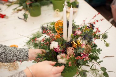 Harika kompozisyon pamuk, koniler, köknar, büyülü çeşitli karanfil ve lezzetli çeşitleri gül oluşturma. El yapımı