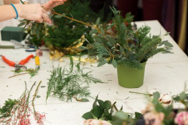 Harika kompozisyon pamuk, koniler, köknar, büyülü çeşitli karanfil ve lezzetli çeşitleri gül oluşturma. El yapımı