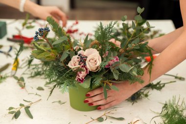 Harika kompozisyon pamuk, koniler, köknar, büyülü çeşitli karanfil ve lezzetli çeşitleri gül oluşturma. El yapımı