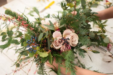 Harika kompozisyon pamuk, koniler, köknar, büyülü çeşitli karanfil ve lezzetli çeşitleri gül oluşturma. El yapımı
