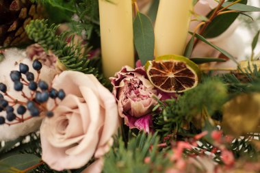 Harika kompozisyon pamuk, koniler, köknar, büyülü çeşitli karanfil ve lezzetli çeşitleri gül oluşturma. El yapımı