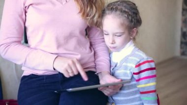 Anne ve kızı elektronik tablet ile oynama