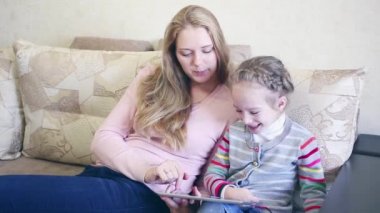 Anne ve kızı elektronik tablet ile oynama