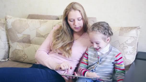 Mãe e filha brincando com tablet eletrônico — Vídeo de Stock