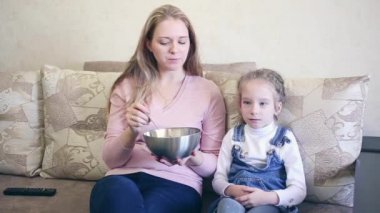 kadın kızıyla birlikte salata yemek