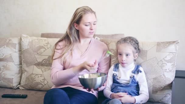 Kobieta z córką jeść sałatki — Wideo stockowe