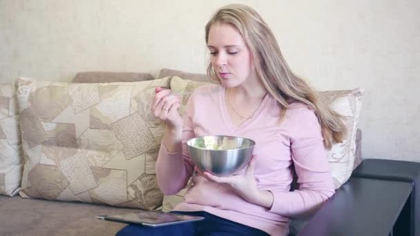 Joven sonriente sosteniendo un tenedor de ensalada — Vídeos de Stock