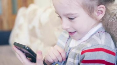 Portre portre çocuk. Cep telefonu kullaranarak ve gülümseyen kız.