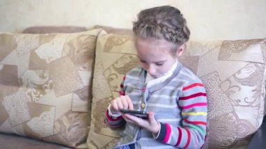 Portre portre çocuk. Cep telefonu kullaranarak ve gülümseyen kız.