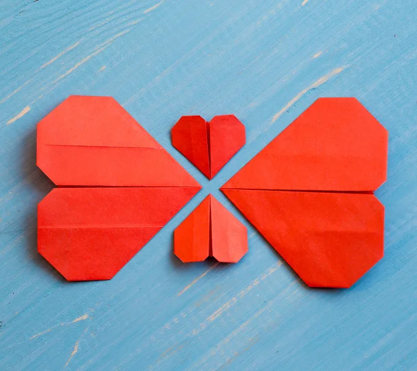 Familia preparada para el Día de San Valentín. Origami de corazón. Concepto . — Foto de Stock