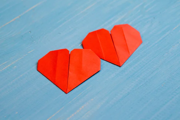 Familia preparada para el Día de San Valentín. Origami de corazón. Concepto . — Foto de Stock