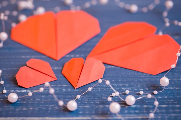 Familia preparada para el Día de San Valentín. Origami de corazón. Concepto . — Foto de Stock