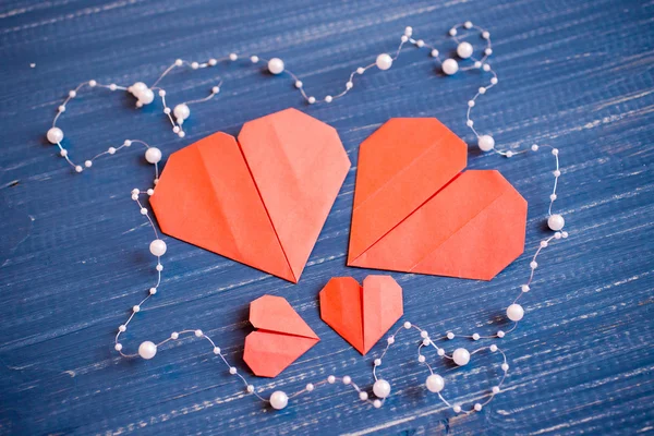 Familia preparada para el Día de San Valentín. Origami de corazón. Concepto . — Foto de Stock