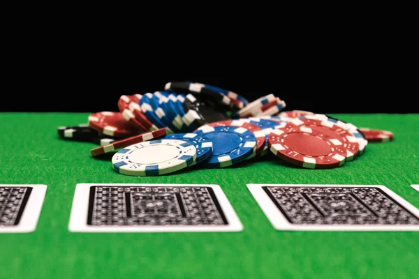 Poker Žetony Herním Stole Kasinu Dramatickým Osvětlením Zelený Stůl Černé — Stock fotografie