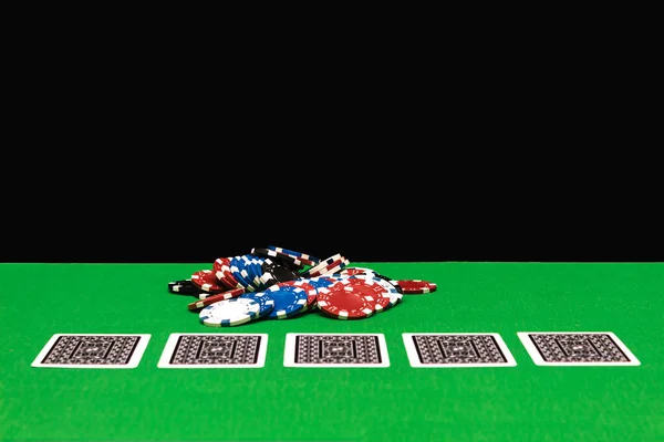 Chips Poker Tavolo Gioco Casinò Con Illuminazione Drammatica Tavolo Verde — Foto Stock