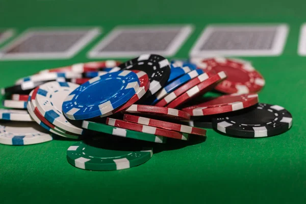 Uomo Scommette Tutto Gioca Poker Nel Casinò Perdente Vincitore Tossicodipendente — Foto Stock