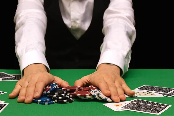 Giocatore Poker Professionista Maschile Che Piazza Una Scommessa Giocando Gioco — Foto Stock